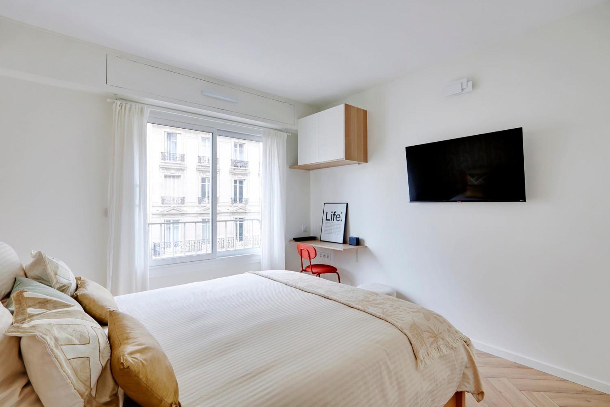 3 Pieces Contemporain Avec Balcon Ensoleille Parigi